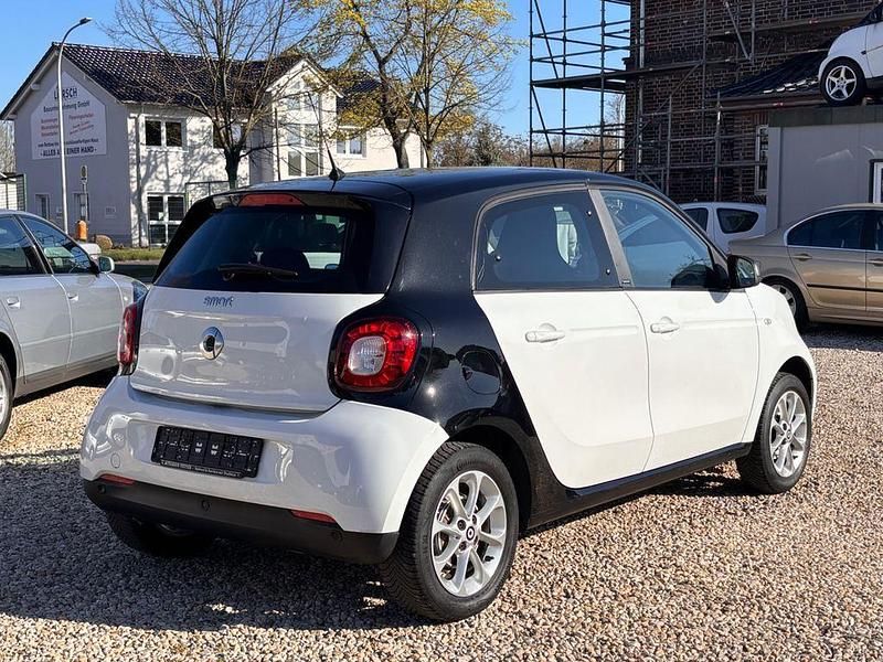 Używany Smart ForFour Passion 71 KM (52 kW) 2017 Biały Hatchback