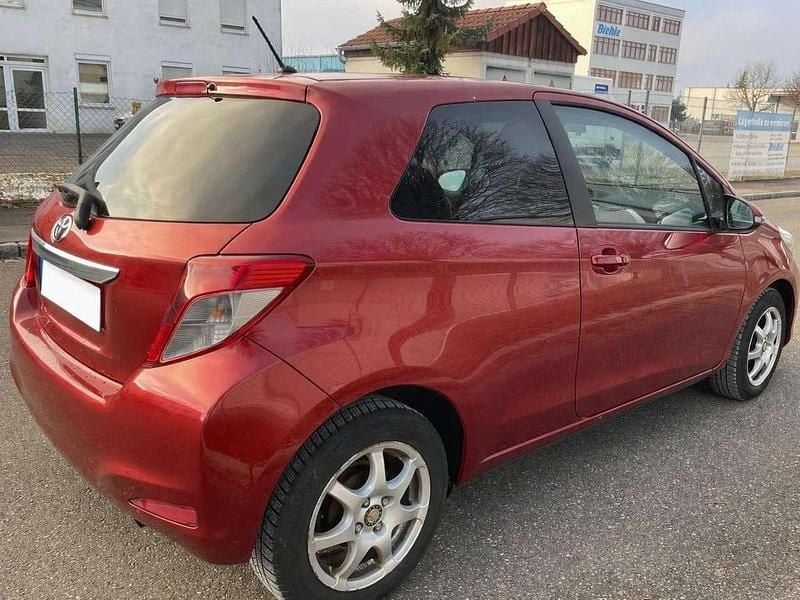 Gebraucht Toyota Yaris 69 PS (50 kW) 2013 Rot Limousine