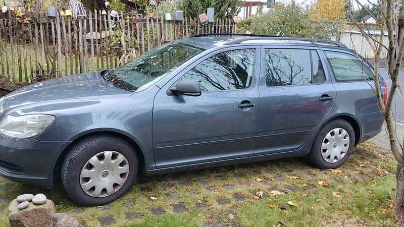 Grau Gebraucht 2013 Skoda Octavia Family Kombi | 3.500 € - Bild 1/4