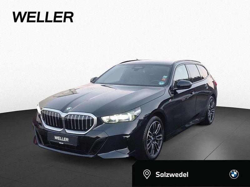 Carbonschwarz (schwarz) Gebraucht 2025 BMW 540 Comfort Edition Kombi | 61.550 € (Superpreis) - Bild 1/4