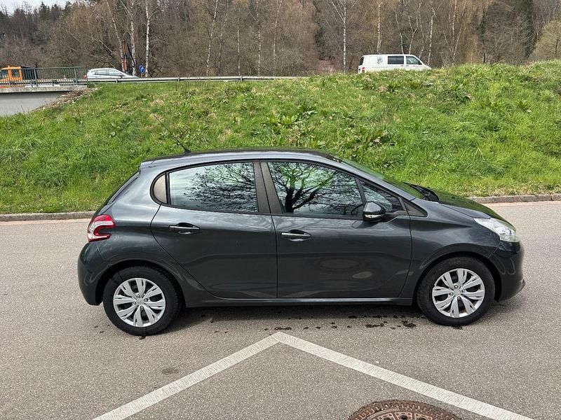 Gebraucht Peugeot 208 Active 82 PS (60 kW) 2013 Grau Kleinwagen