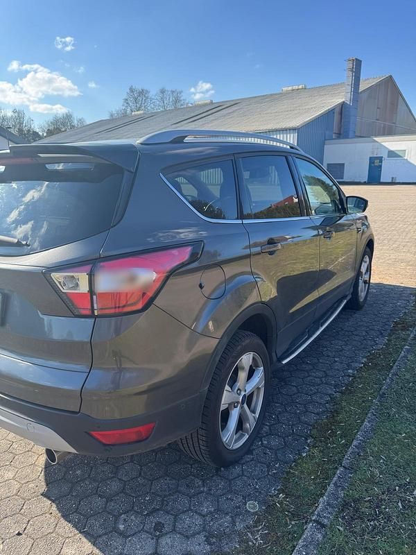 Gebraucht Ford Kuga Titanium 150 PS (110 kW) 2017 Grau SUV