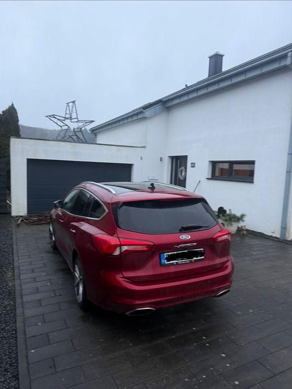 Gebraucht Ford Focus Vignale 182 PS (133 kW) 2019 Rot Kombi