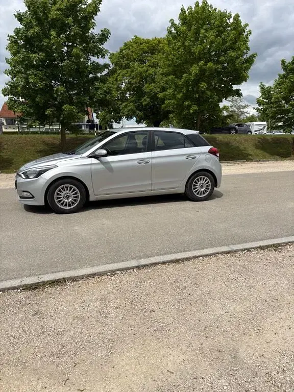 Gebraucht Hyundai i20 101 PS (74 kW) 2018 Silber Limousine