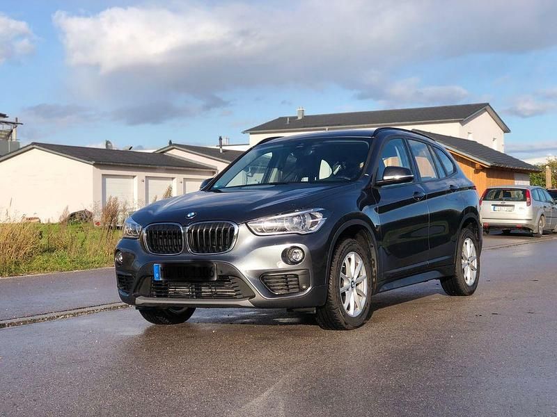 Grau Gebraucht 2017 BMW X1 Advantage SUV | 19.100 € (Fairer Preis) - Bild 1/4