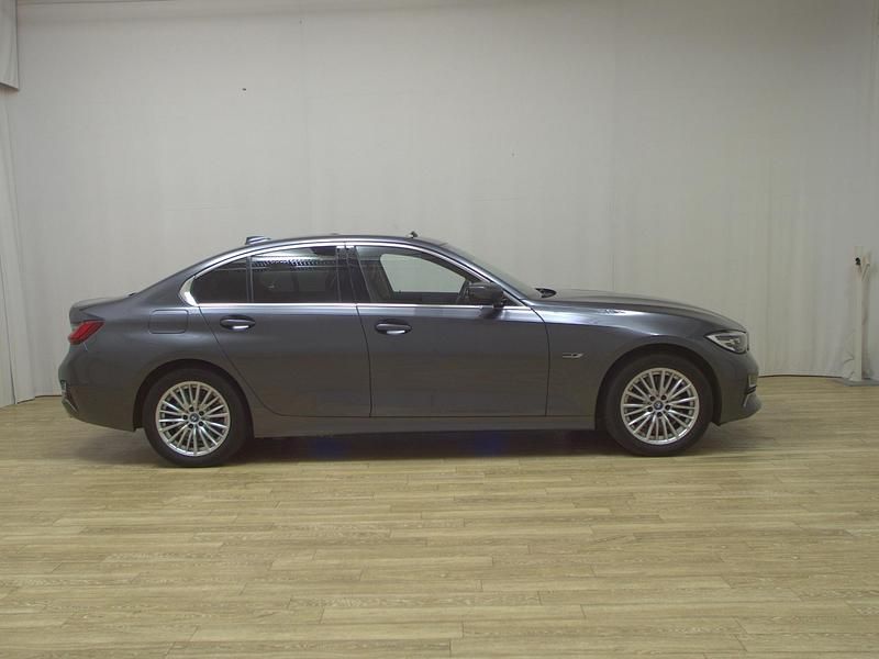 Grau Gebraucht 2022 BMW 320e Luxury Line Limousine | 25.480 € (Superpreis) - Bild 1/4