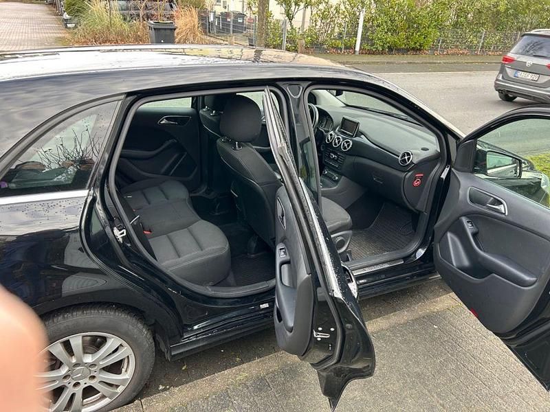 Gebraucht Mercedes B180 122 PS (89 kW) 2012 Schwarz Van / Kleinbus