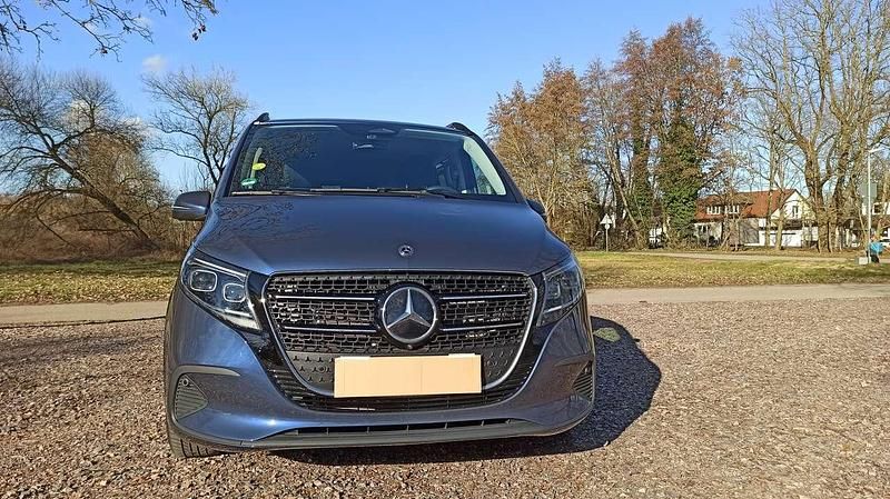 Gebraucht Mercedes V250 Style 190 PS (139 kW) 2024 Blau Van / Kleinbus