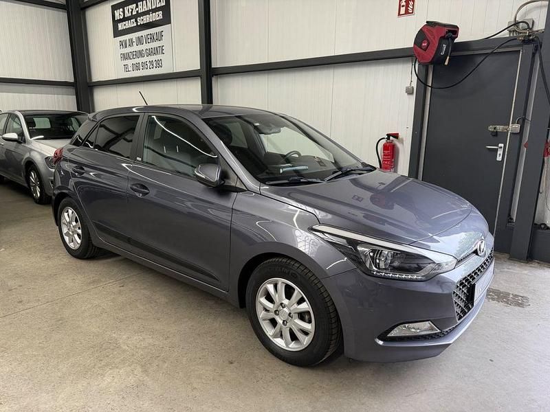 Grau Gebraucht 2016 Hyundai i20 Limousine | 9.450 € (Fairer Preis) - Bild 1/4