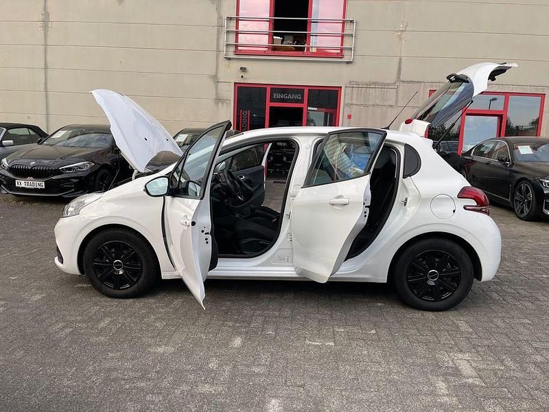 Gebraucht Peugeot 208 Active 82 PS (60 kW) 2018 Weiß Kleinwagen