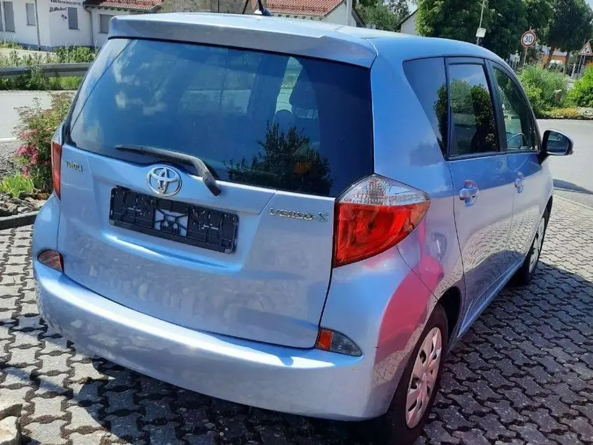 Gebraucht Toyota Verso-S Life 99 PS (72 kW) 2012 Light blue mica metallic Van / Kleinbus