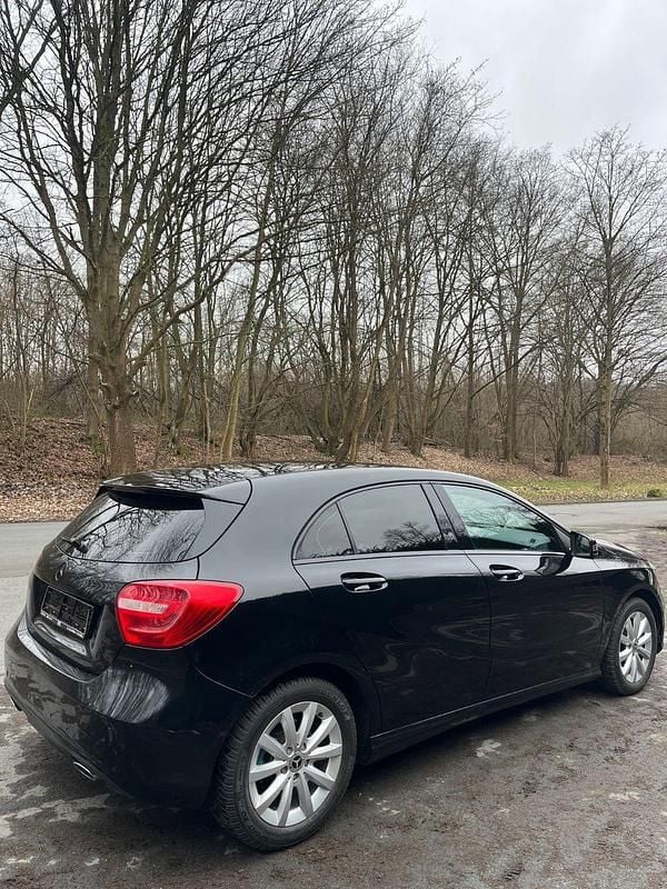 Gebraucht Mercedes A180 109 PS (80 kW) 2012 Schwarz Kleinwagen