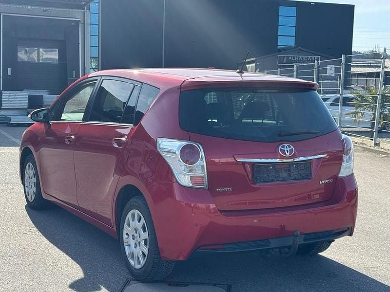 Gebraucht Toyota Verso Skyview Edition 147 PS (108 kW) 2016 Rot Van / Kleinbus