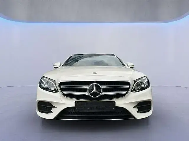 Gebraucht Mercedes E220 194 PS (142 kW) 2018 Diamantweissmet Kombi