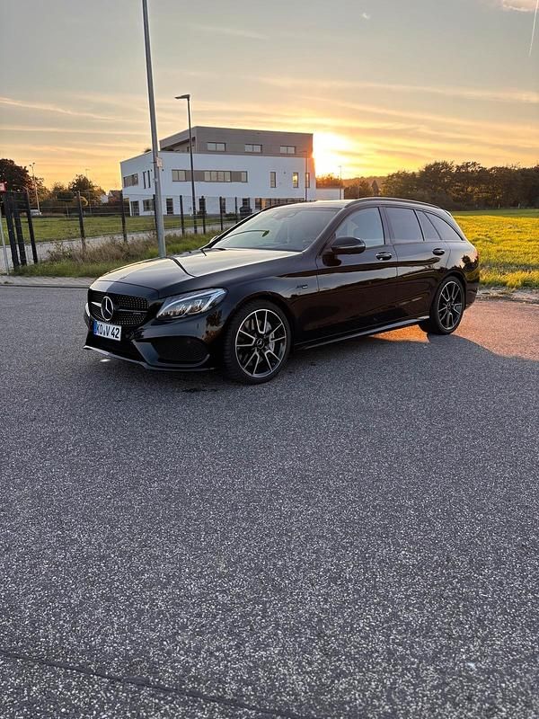 Schwarz Gebraucht 2017 Mercedes C43 AMG AMG Kombi | 34.500 € (Etwas zu teuer) - Bild 1/4