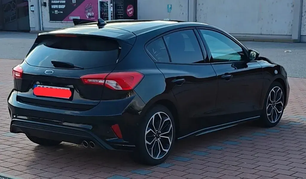 Używany Ford Focus ST-Line 125 KM (91 kW) 2018 Czarny Sedan/Limuzyna