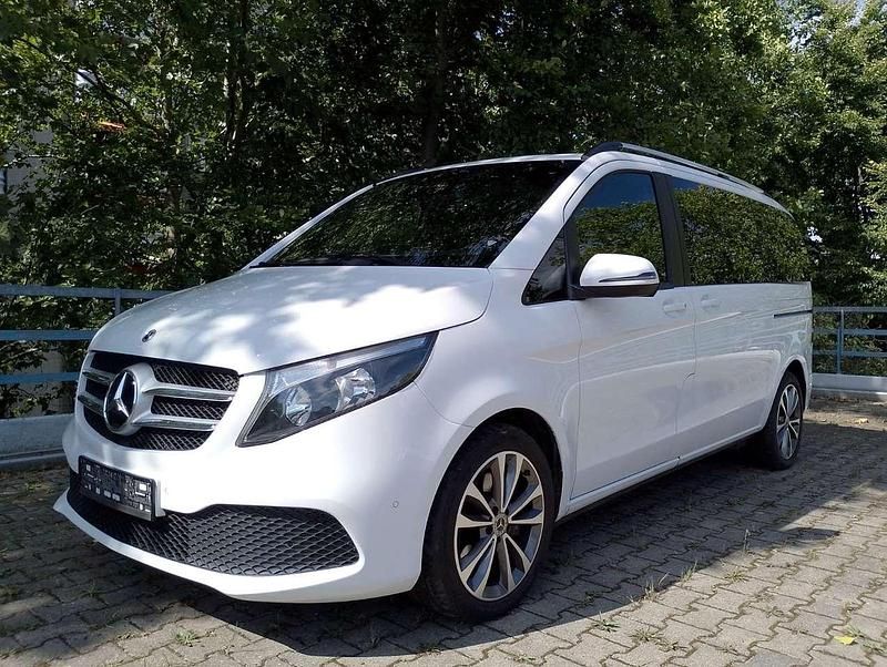 Arktikweiss Gebraucht 2020 Mercedes V300 Edition Van / Kleinbus | 31.900 € - Bild 1/4