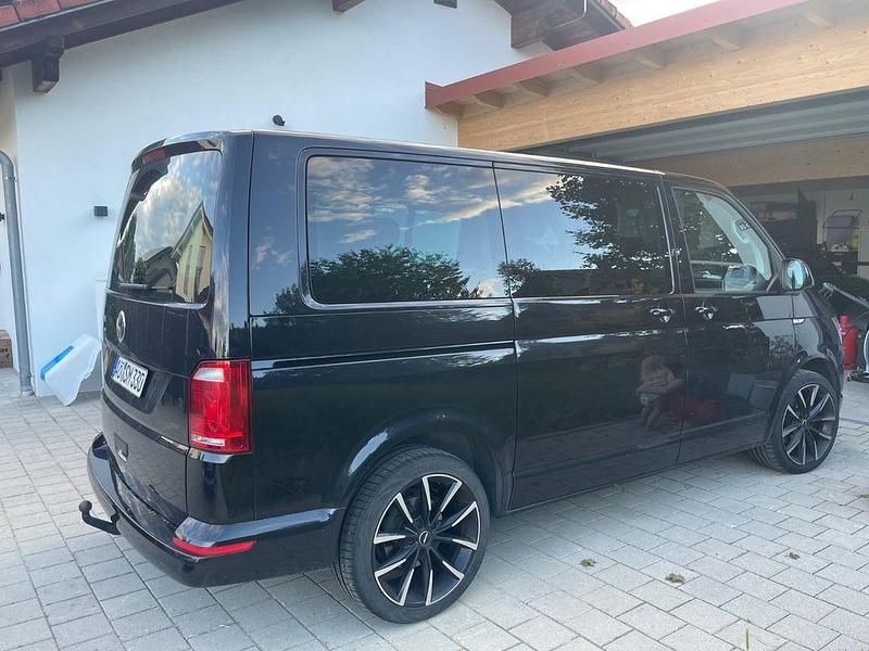 Second-hand VW Multivan 150 CP (110 kW) 2017 Negru Monovolum