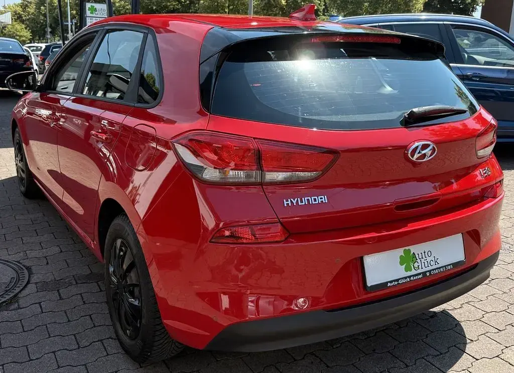 Gebraucht Hyundai i30 99 PS (72 kW) 2018 Rot Limousine