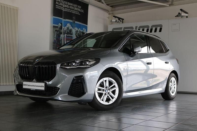 Grau Gebraucht 2023 BMW 220 M Sport Van / Kleinbus | 34.300 € (Fairer Preis) - Bild 1/4