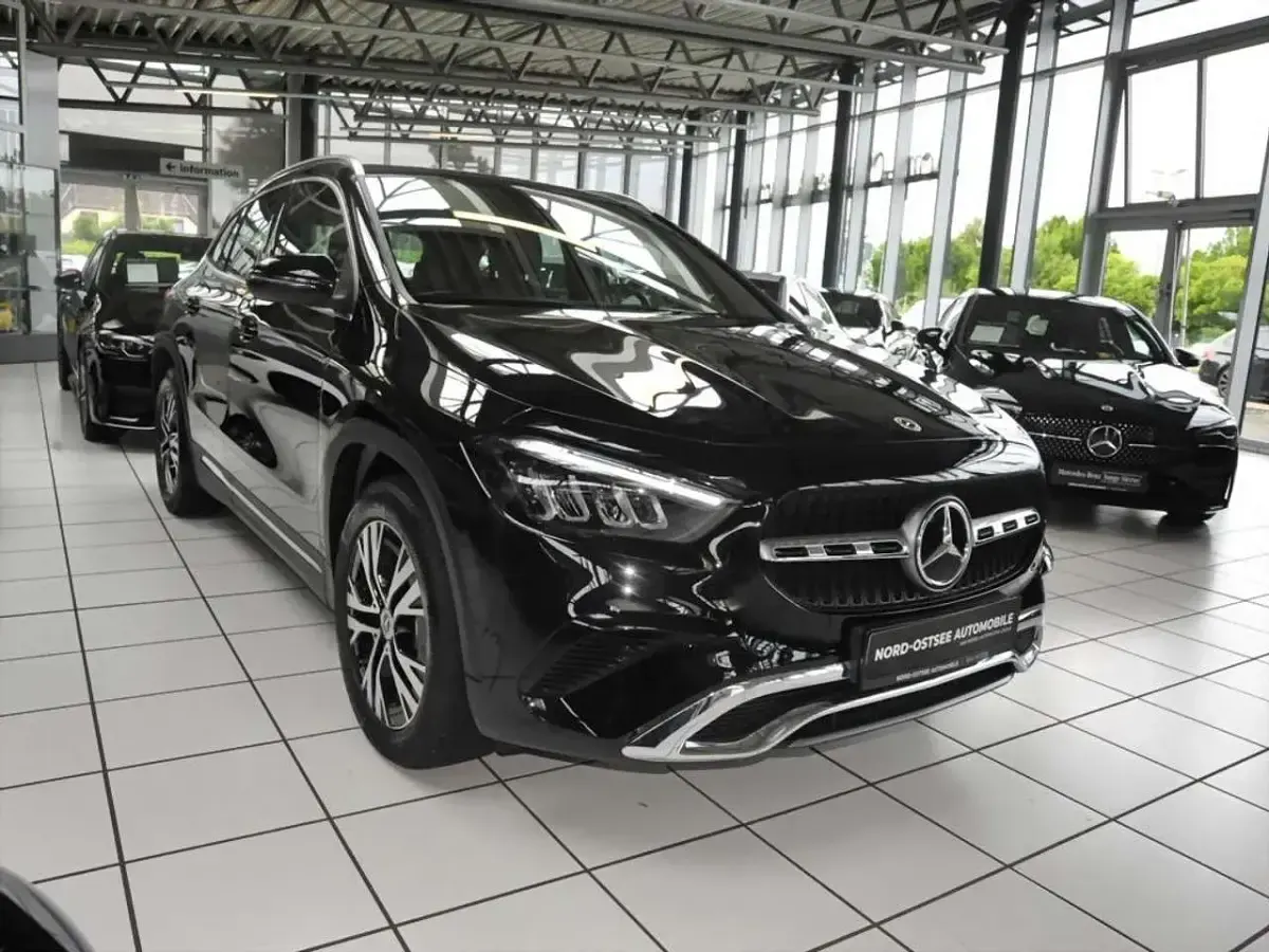 Gebraucht Mercedes GLA200 Progressive 150 PS (110 kW) 2025 Schwarz SUV