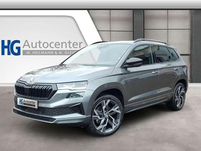 Schwarz Neu 2025 Skoda Karoq SportLine SUV | 40.990 € (Etwas zu teuer) - Bild 1/2