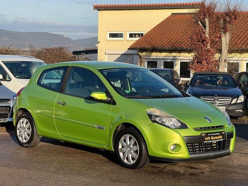 Grün Gebraucht 2009 Renault Clio III Dynamique Kleinwagen | 2.999 € (Fairer Preis) - Bild 1/4
