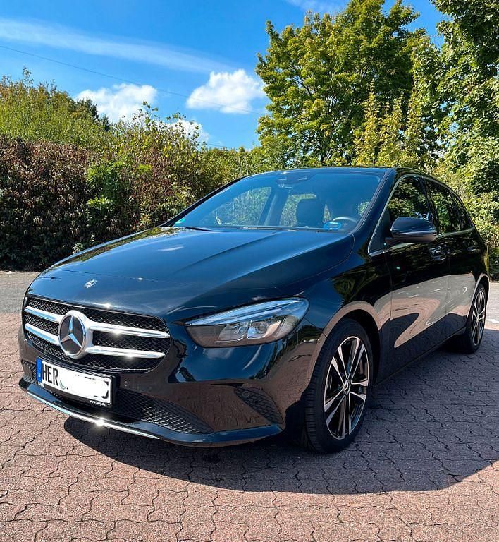 Schwarz Gebraucht 2019 Mercedes B200 Progressive Van / Kleinbus | 22.900 € (Superpreis) - Bild 1/4
