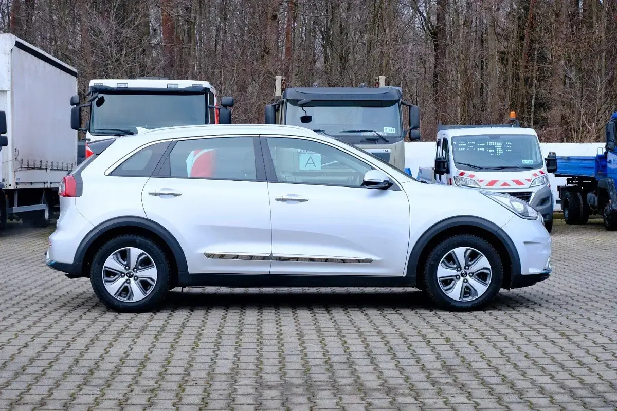 Gebraucht Kia Niro Vision 105 PS (77 kW) 2019 Silber SUV