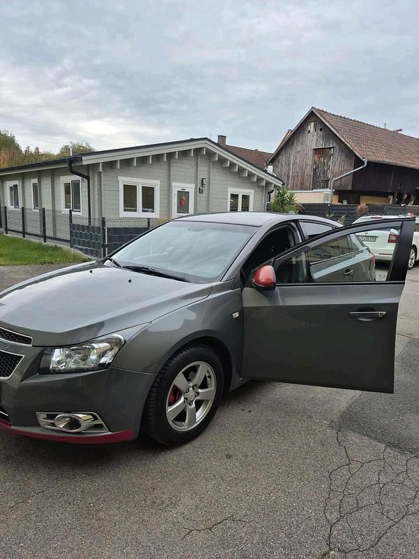 Grau Gebraucht 2011 Chevrolet Cruze Limousine | 4.500 € (Etwas zu teuer) - Bild 1/4