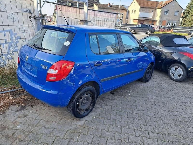Gebraucht Skoda Fabia 60 PS (44 kW) 2010 Blau Limousine