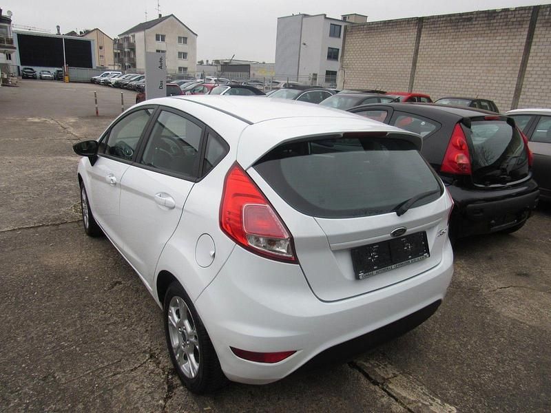 Gebraucht Ford Fiesta 80 PS (58 kW) 2014 Weiß Kleinwagen