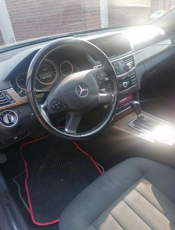 Gebraucht Mercedes E220 170 PS (125 kW) 2011 Schwarz Kombi