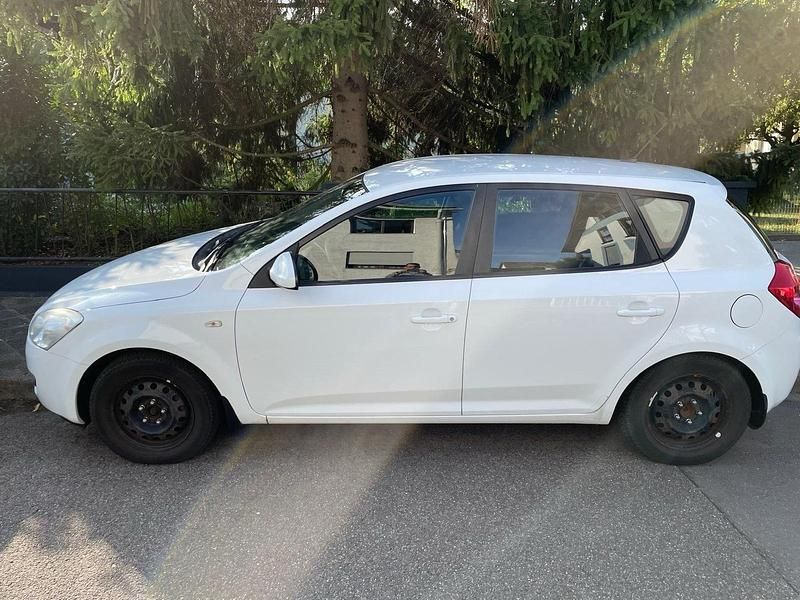 Weiß Gebraucht 2009 Kia Ceed Kleinwagen | 3.000 € (Fairer Preis) - Bild 1/4