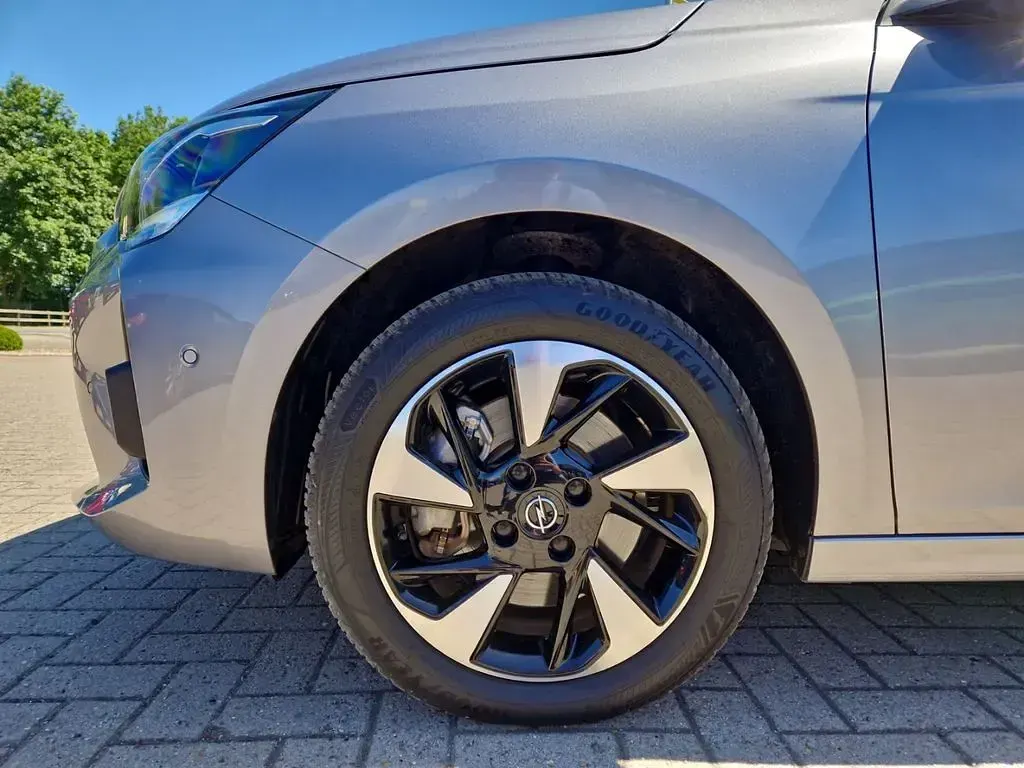 Gebraucht Opel Corsa-e GS Line 100 kW (136 PS) 2022 Kontrast grau/quarz silber Kleinwagen