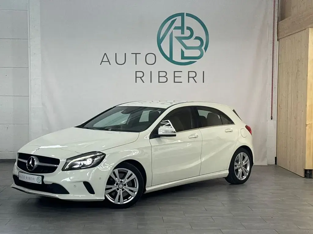 Gebraucht Mercedes A250 211 PS (155 kW) 2017 Calcitweiss/zirrusweiss Limousine