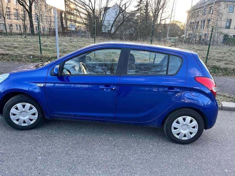 Gebraucht Hyundai i20 80 PS (58 kW) 2010 Blau Kleinwagen