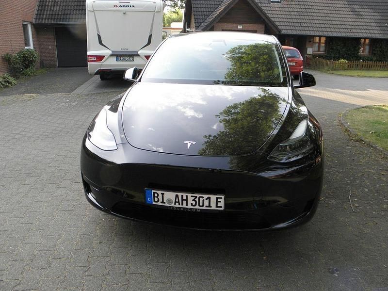 Schwarz Gebraucht 2023 Tesla Model Y RWD SUV | 32.400 € - Bild 1/4