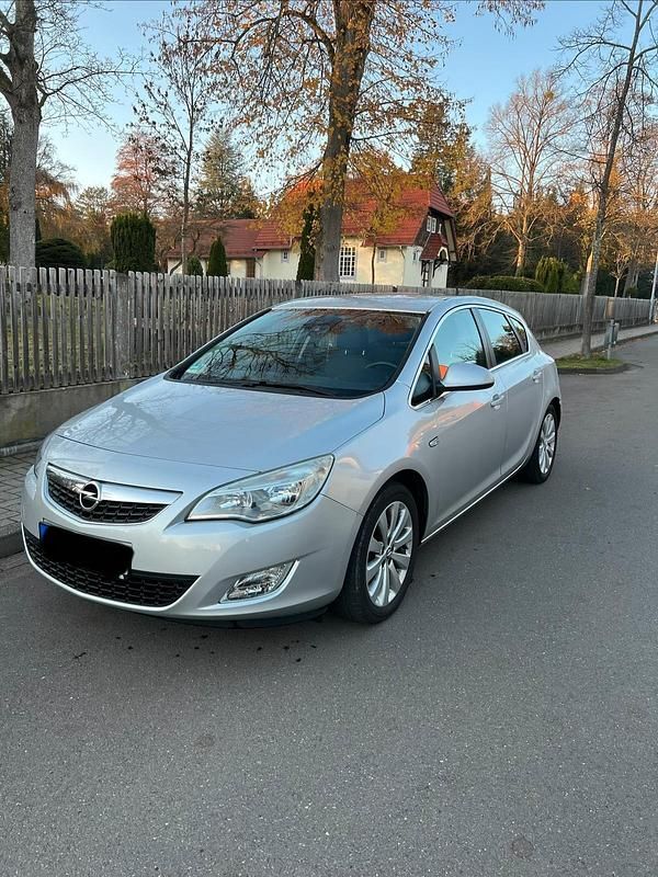 Gebraucht Opel Astra 101 PS (74 kW) 2010 Silber Limousine