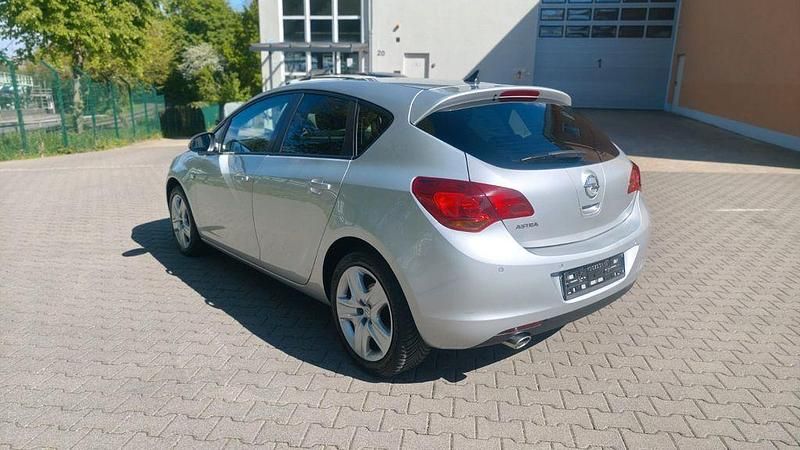 Gebraucht Opel Astra Design Edition 140 PS (102 kW) 2011 Silber Limousine