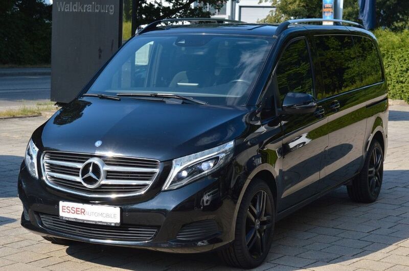 Obsidianschwarz metallic Gebraucht 2016 Mercedes V220 Van / Kleinbus | 29.900 € (Guter Preis) - Bild 1/4