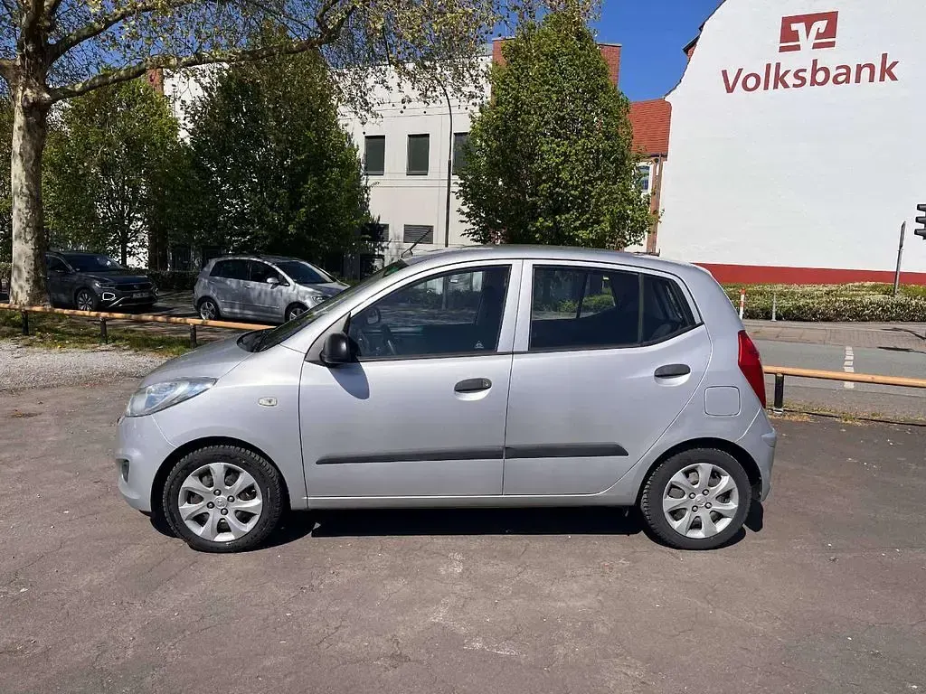 Gebraucht Hyundai i10 Edition 69 PS (50 kW) 2011 Sleek silver Kleinwagen