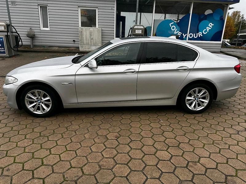 Silber Gebraucht 2010 BMW 525 Limousine | 8.800 € (Superpreis) - Bild 1/4