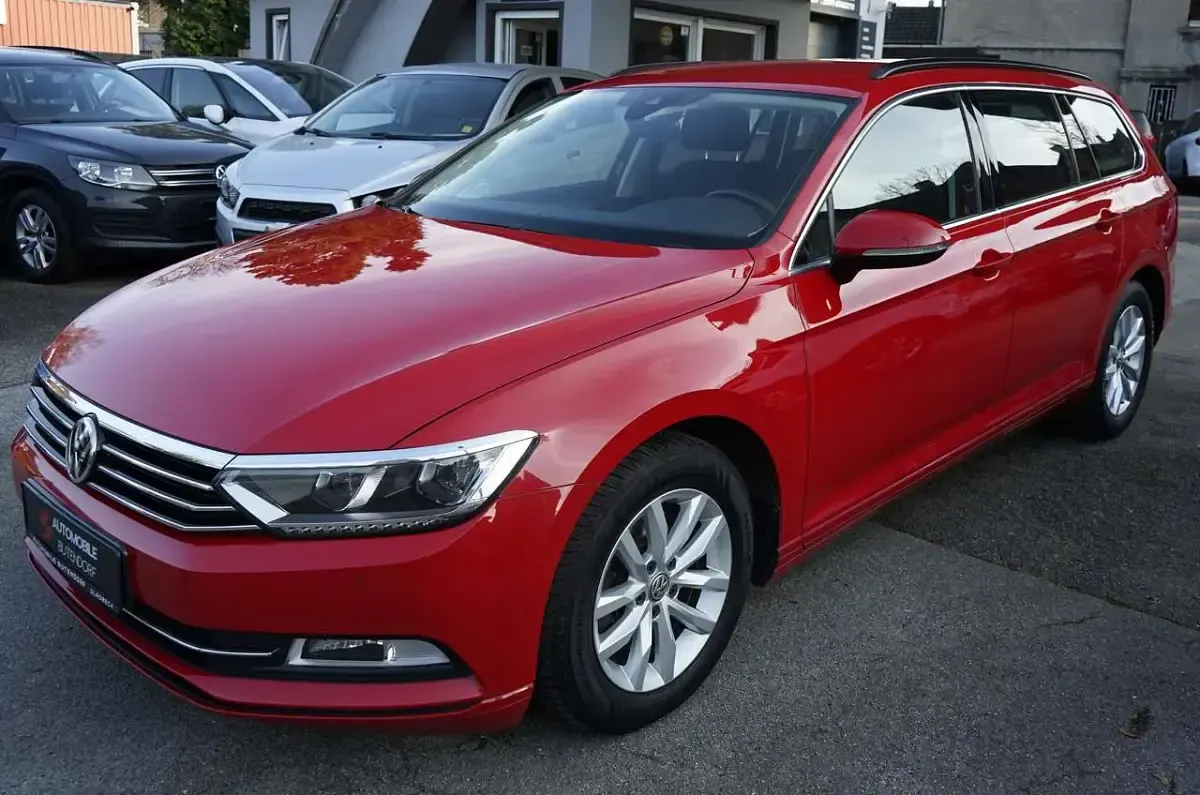Gebraucht VW Passat Comfortline 120 PS (88 kW) 2019 Rot Kombi