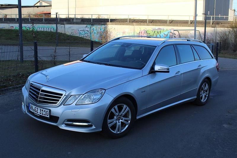 Silber Gebraucht 2010 Mercedes E220 Avantgarde Limousine | 6.500 € (Fairer Preis) - Bild 1/4