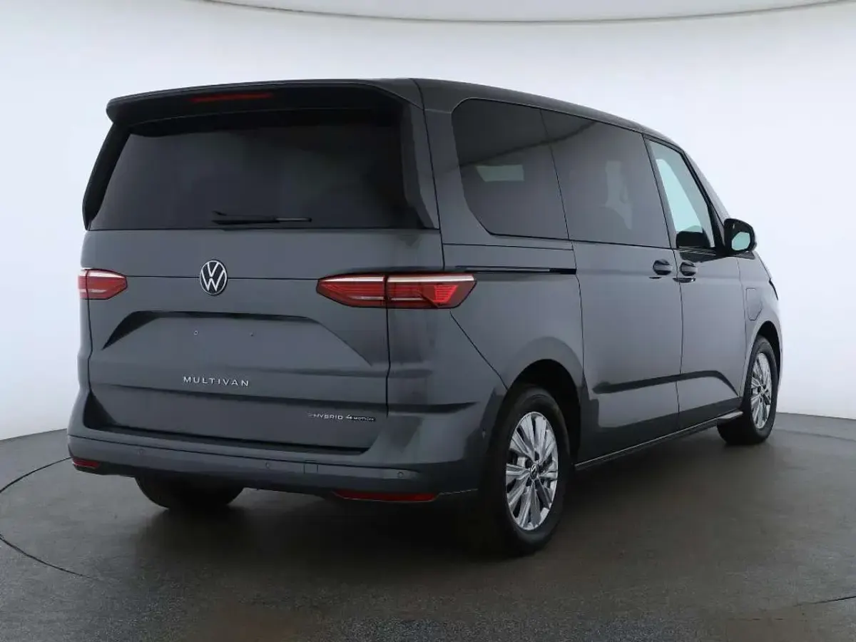 Gebraucht VW Multivan Life 245 PS (180 kW) 2025 Grau Van / Kleinbus