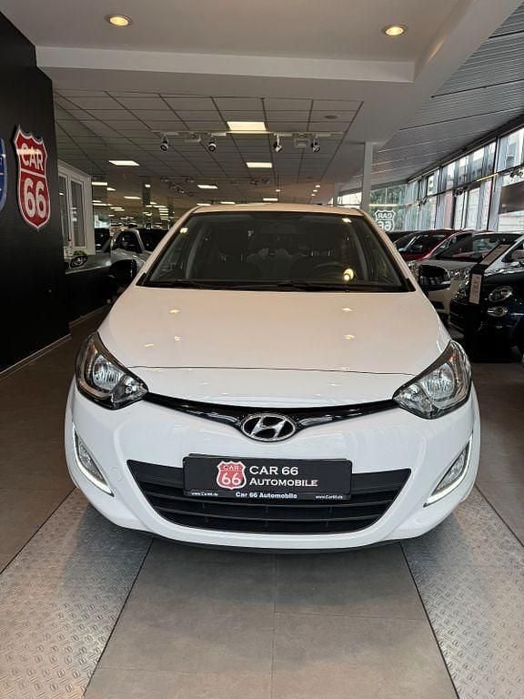 Gebraucht Hyundai i20 Edition 86 PS (63 kW) 2015 Weiß Limousine