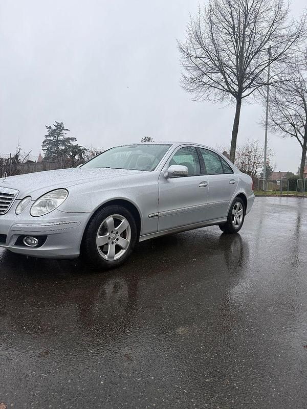 Silber Gebraucht 2008 Mercedes E220 Elegance Limousine | 3.900 € (Guter Preis) - Bild 1/4