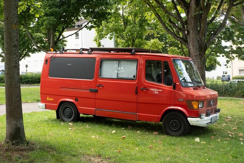 Rot Gebraucht 1983 Mercedes T1 Van | 15.500 € - Bild 1/4