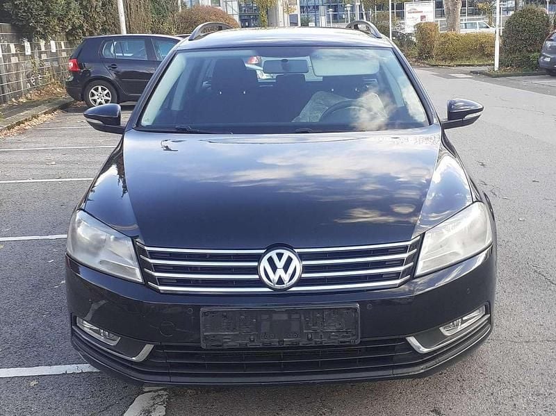 Blau Gebraucht 2011 VW Passat Trendline Kombi | 4.900 € (Superpreis) - Bild 1/4